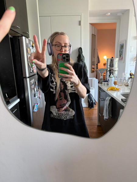 mirror selfie of sarah kinonen wearing purple apple airpod max headphones